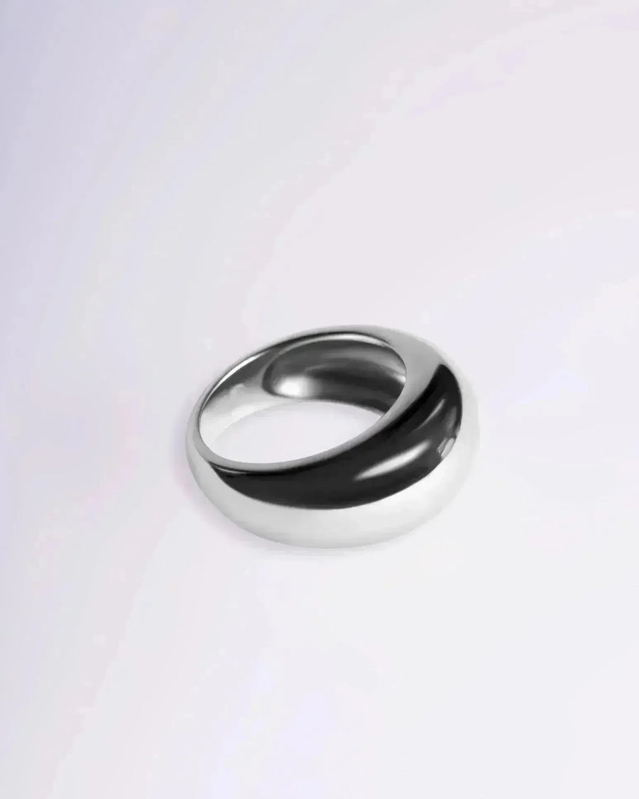 Vue artistique d'une bague argentée femme sur fond minimaliste. Cette bague argentée femme est conçue avec un design élégant et intemporel.