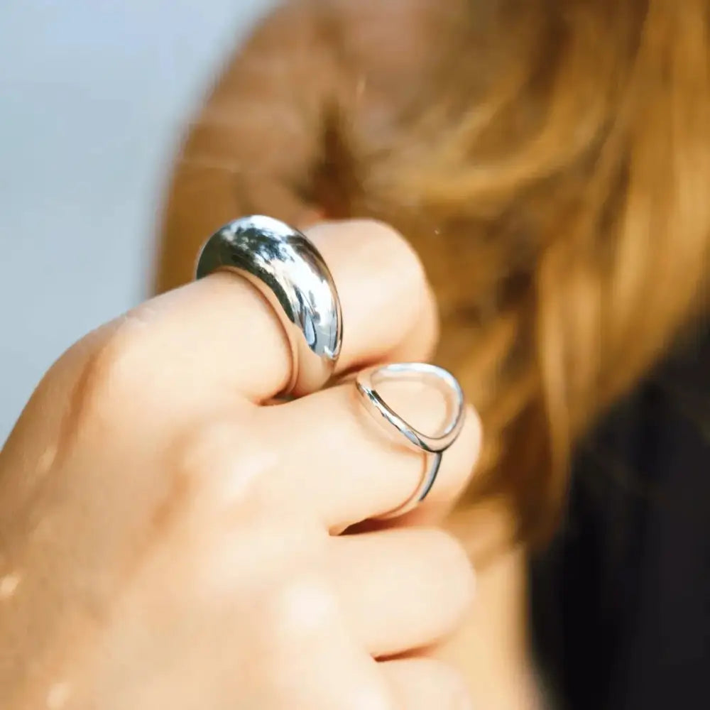 Bague argentée Élégante en sterling silver sur doigt, style sophistiqué et moderne