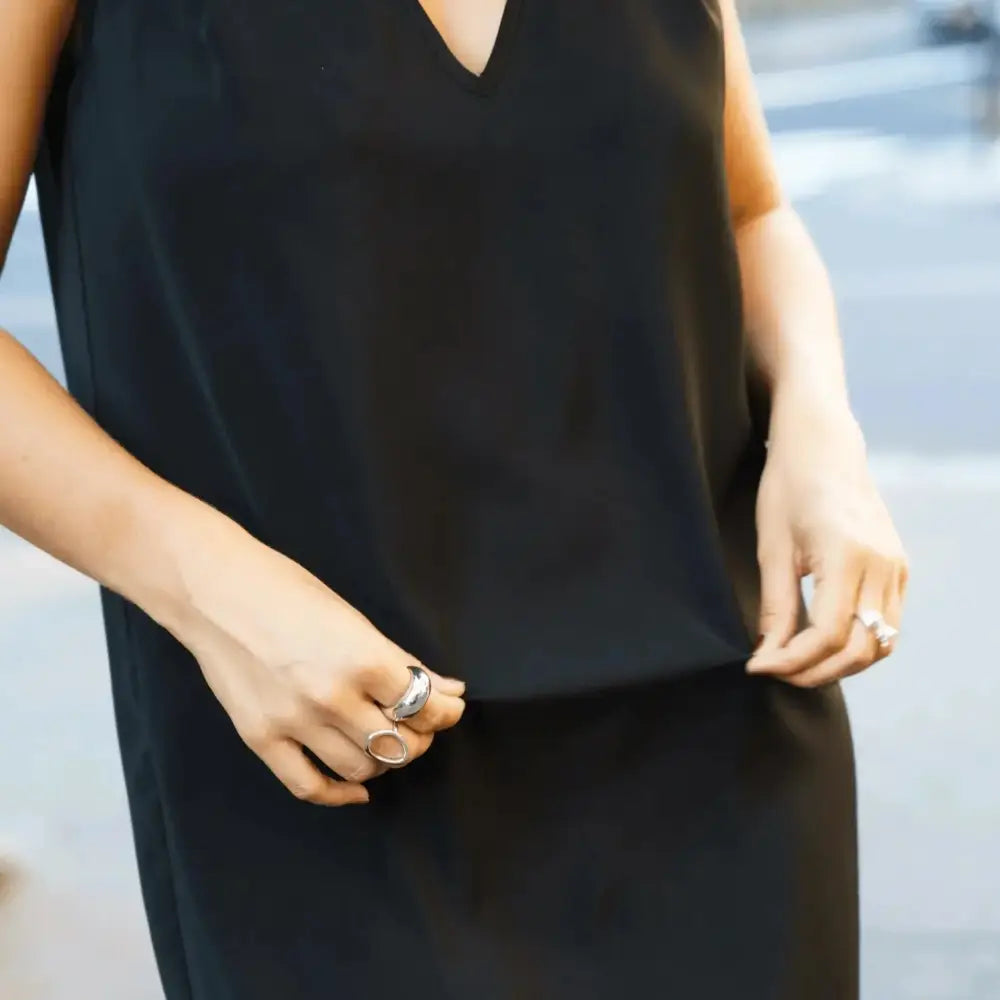 Image d’une personne portant une bague argentée Élégante avec un top noir sans manches
