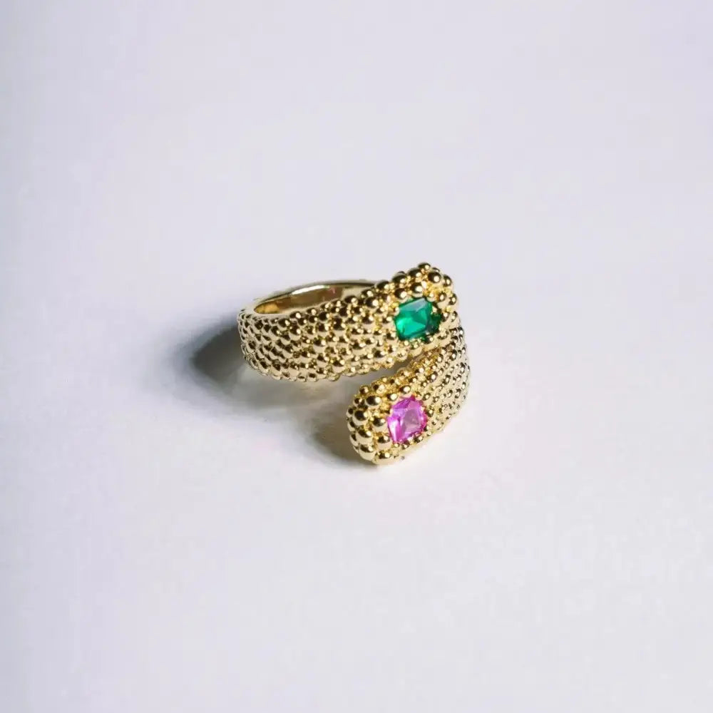 Bague élégante en or avec deux pierres ovales vertes et roses, finition texturée