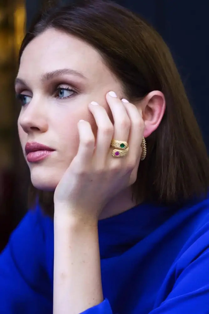 Bague Élégante Serpent en Or avec pierres précieuses rouges et vertes, design sophistiqué