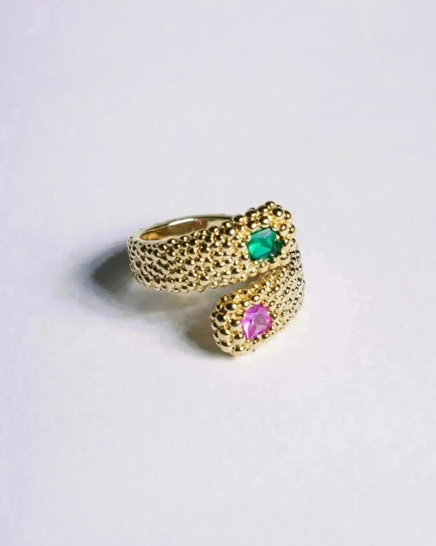 Bague Serpent Élégante en Or Avec Pierres Précieuses de Sapiato, présentée sur un fond blanc, révélant le design distinctif de la 'bague serpent' avec des pierres roses et vertes.