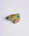Bague Serpent Élégante en Or Avec Pierres Précieuses de Sapiato, présentée sur un fond blanc, révélant le design distinctif de la 'bague serpent' avec des pierres roses et vertes.