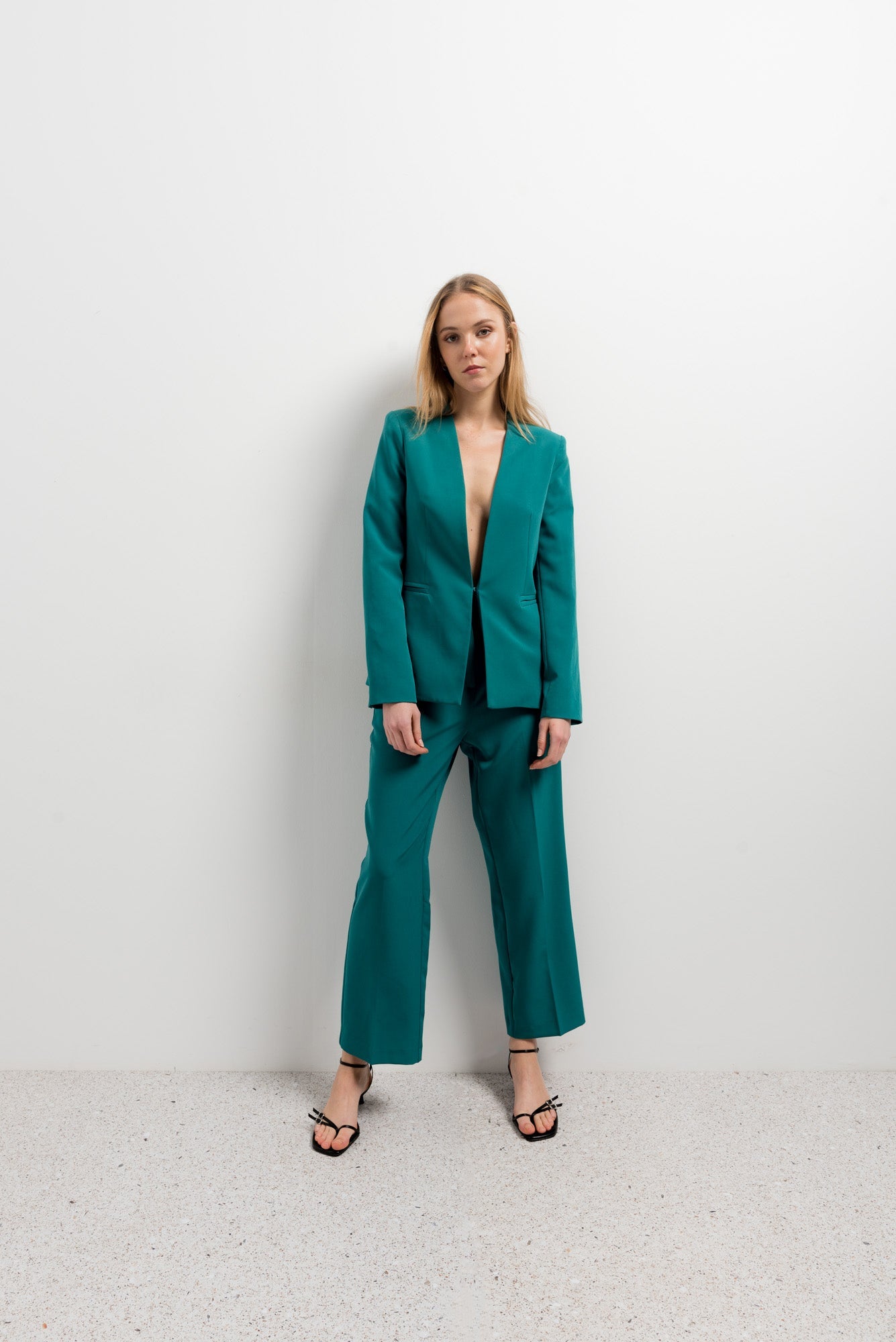 Blazer ajusté sans col pour femme – élégant, moderne et minimaliste Sapiato