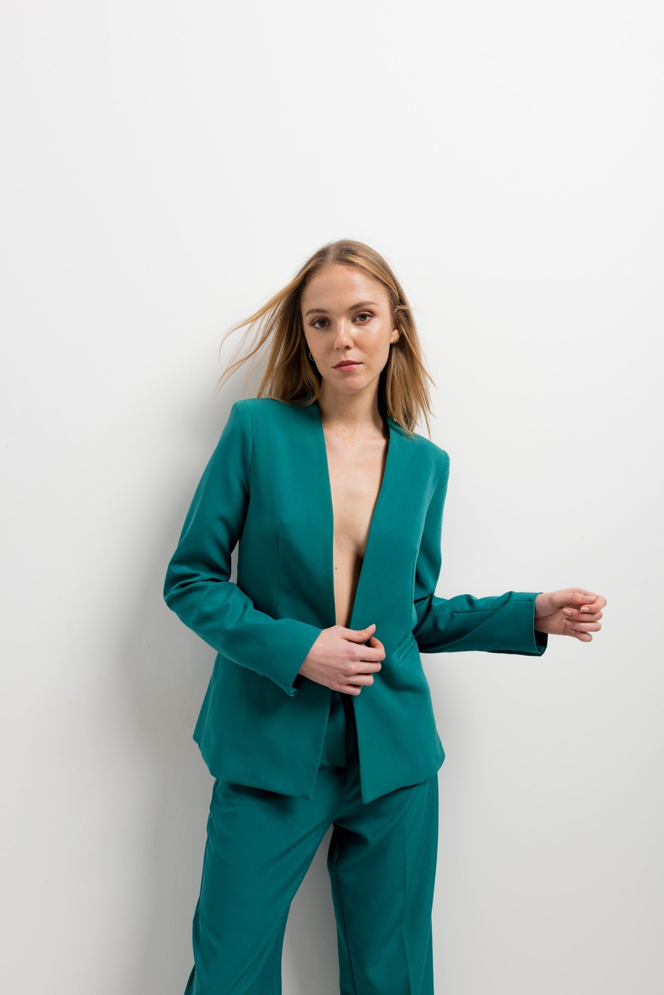 Blazer ajusté sans col pour femme – élégant, moderne et minimaliste Sapiato