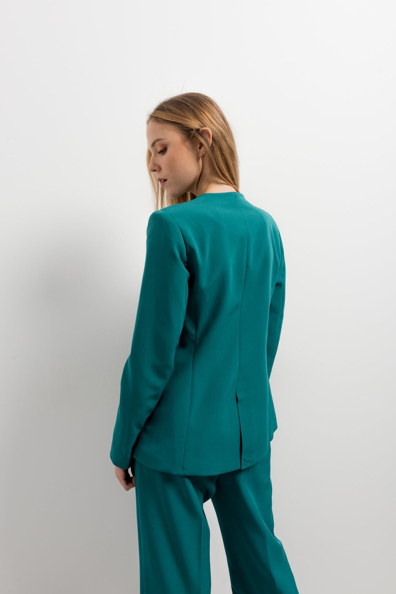 Blazer ajusté sans col pour femme – élégant, moderne et minimaliste Sapiato