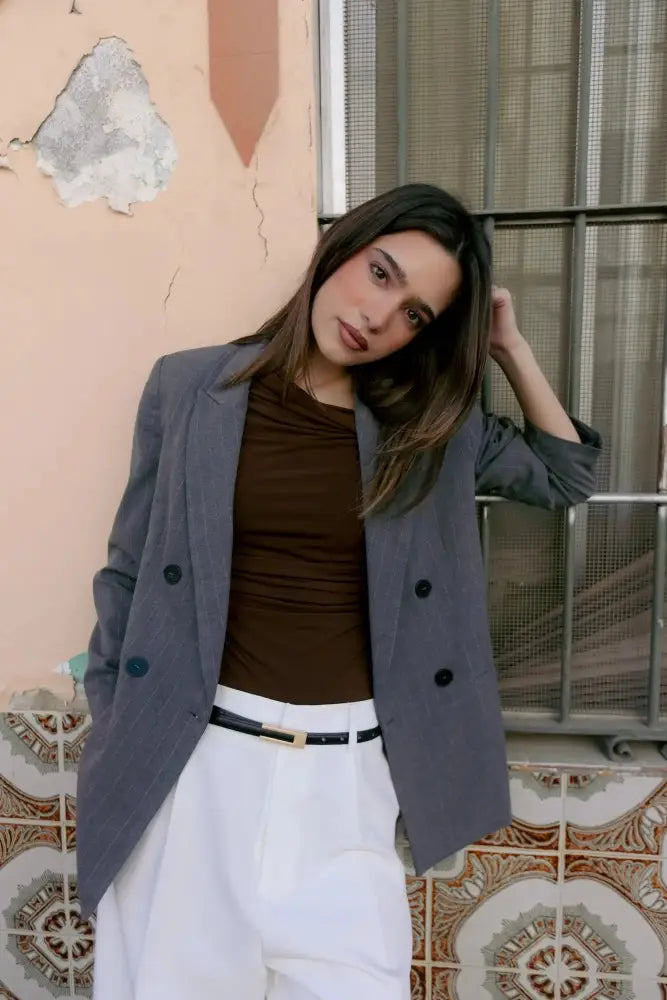 Femme portant un blazer double boutonnage anthracite pour un look chic élégant