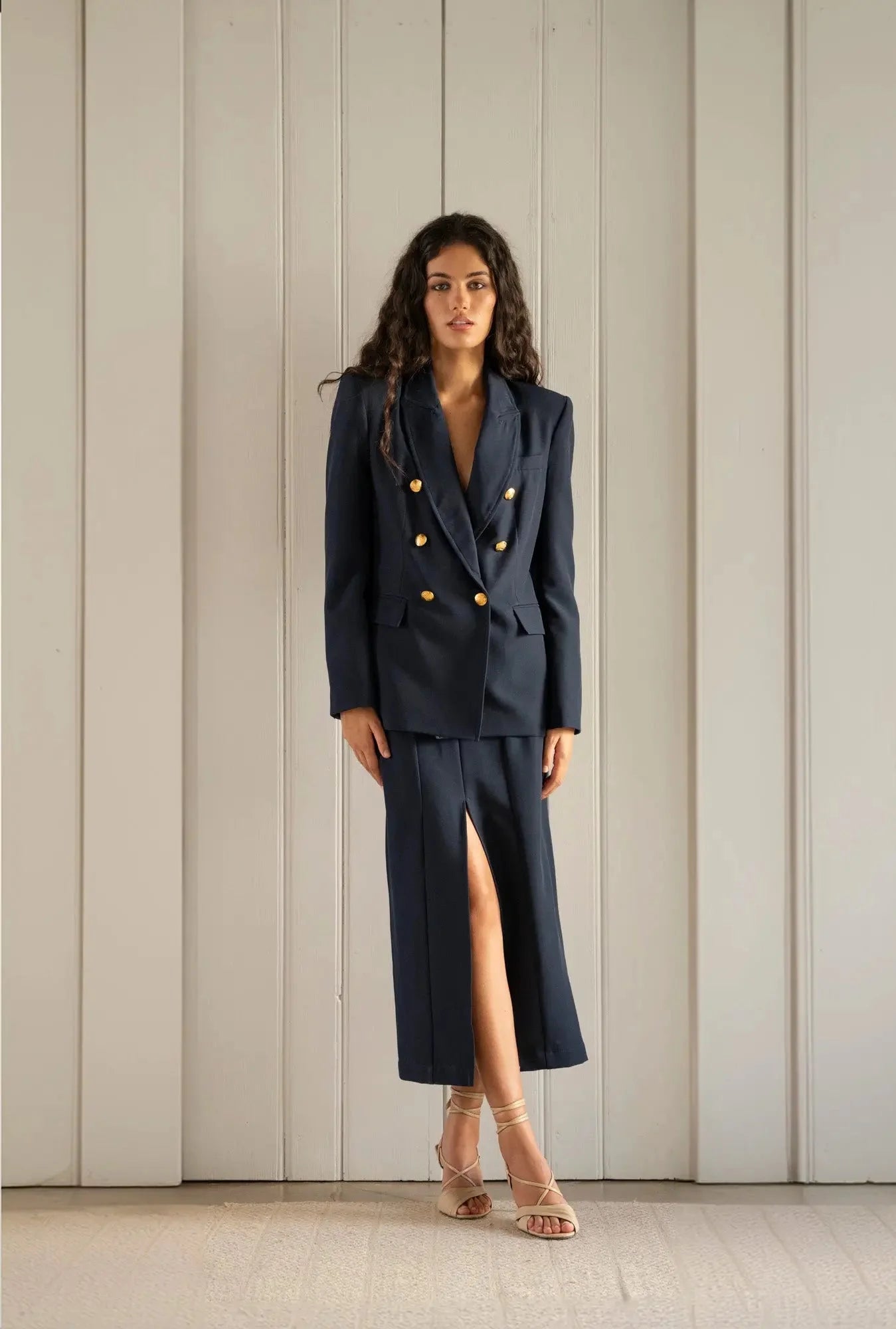Blazer femme bleu marine à boutons dorés avec coupe ajustée et jupe midi à fente