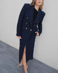 Blazer femme bleu marine à boutons dorés, coupe ajustée, avec jupe midi et mules