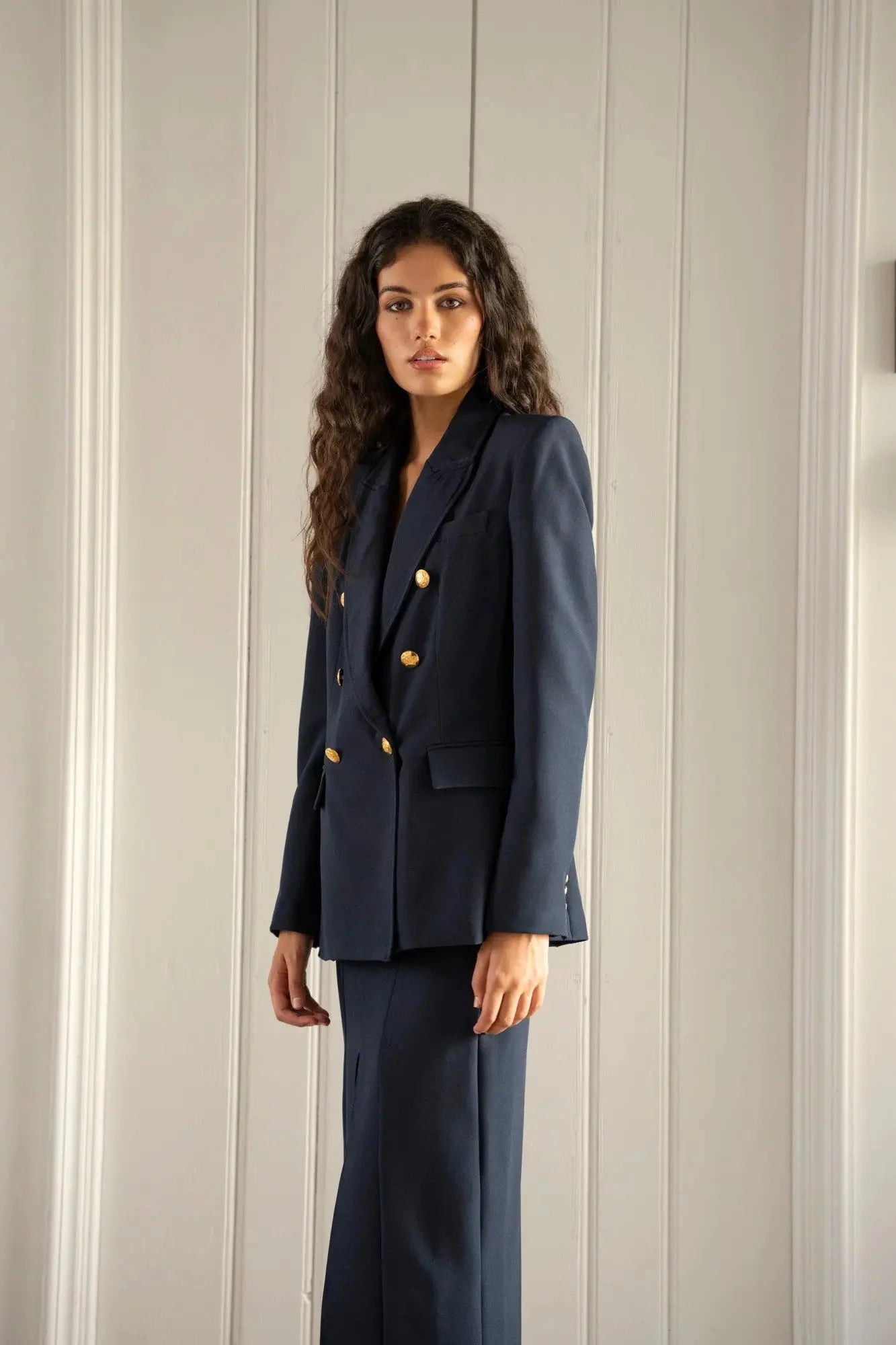 Blazer femme bleu marine à boutons dorés, femme à boutons élégante et chic