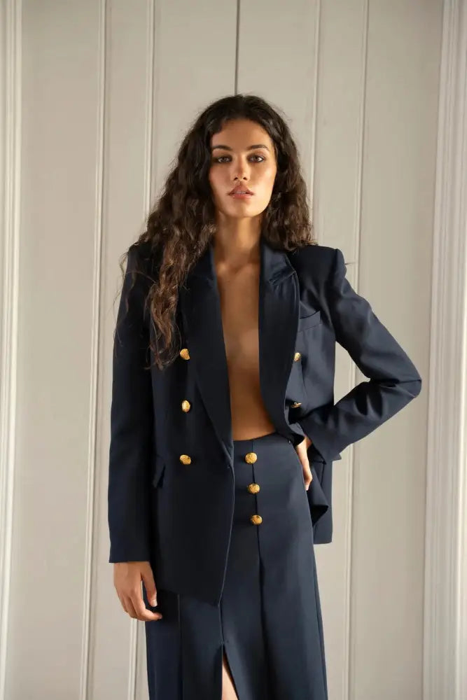Blazer femme bleu marine à boutons dorés avec coupe ajustée et jupe assortie