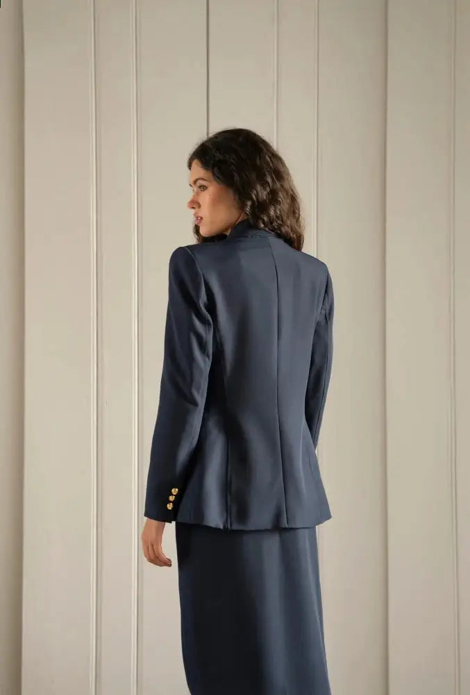 Blazer femme bleu marine à boutons dorés avec coupe ajustée, élégante et sophistiquée