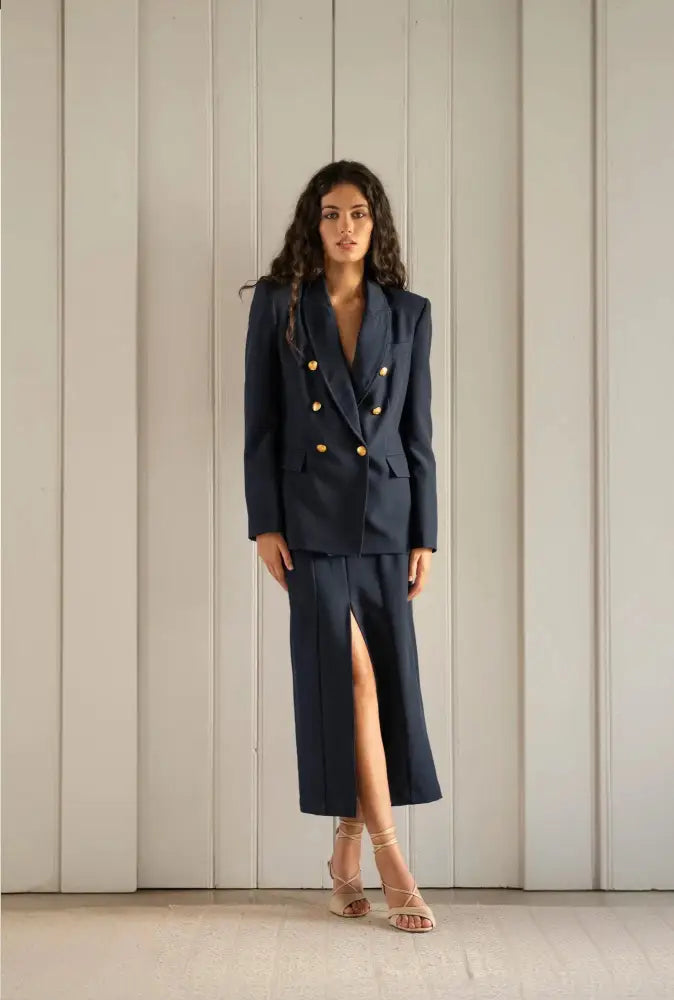 Blazer femme bleu marine à boutons dorés avec coupe ajustée et jupe midi à fente