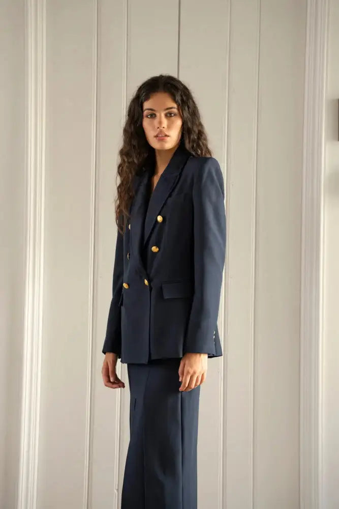 Blazer femme bleu marine à boutons dorés, femme à boutons élégante et chic