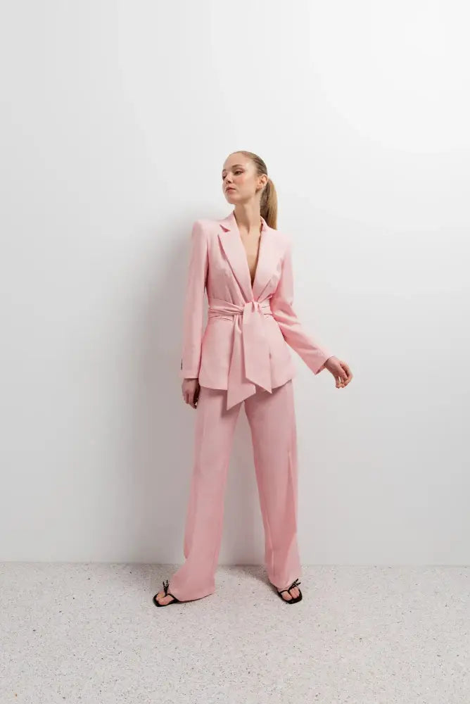 Blazer femme ceinturé rose poudré avec pantalon large pour femme élégante