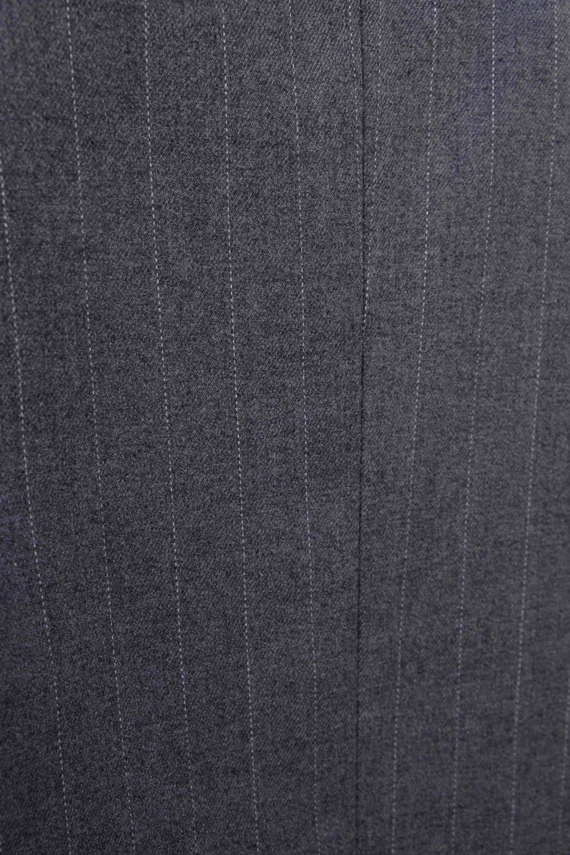 Texture et motif du tissu du blazer femme chic gris à rayures fines, illustrant sa qualité et son style.