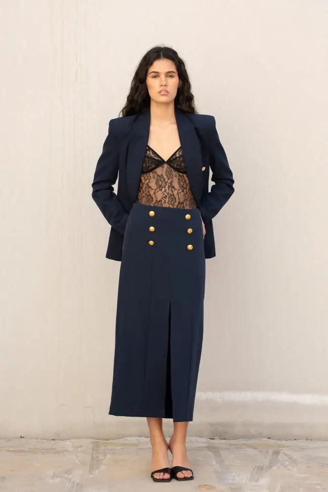 Veste marine à boutons dorés et jupe femme assortie avec fente et bodysuit en dentelle