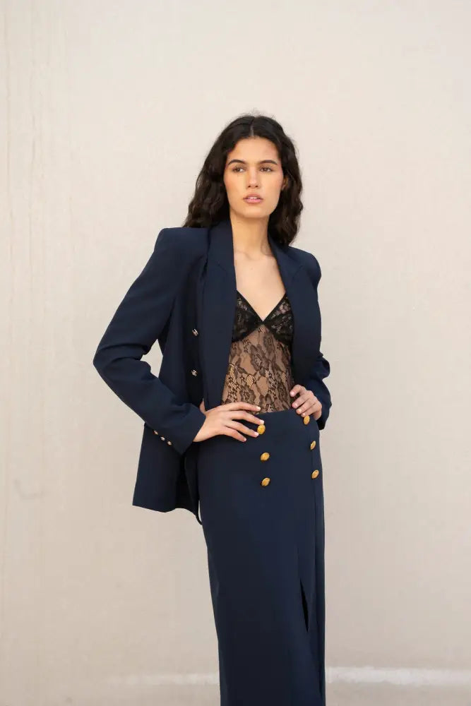 Veste femme marine à boutons dorés avec jupe longue assortie pour femme élégante