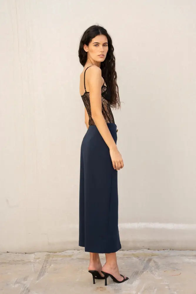 Femme à boutons avec jupe femme noire en dentelle et culottes larges navy