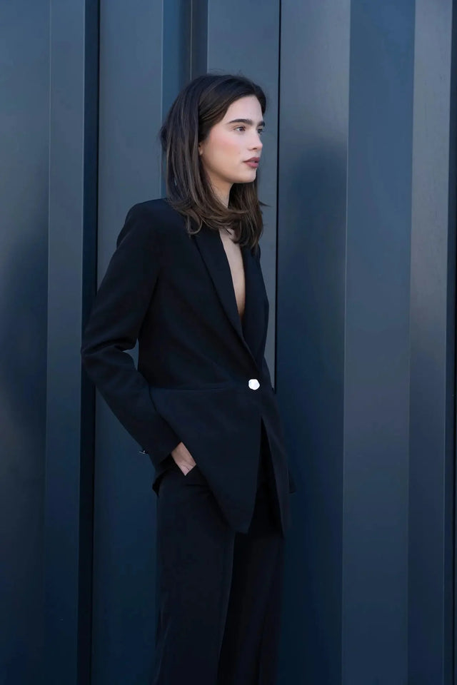 Gros plan sur un modèle avec un Blazer Femme Noir à Boutons Argentés, mettant en valeur le design chic et moderne du blazer chic femme.