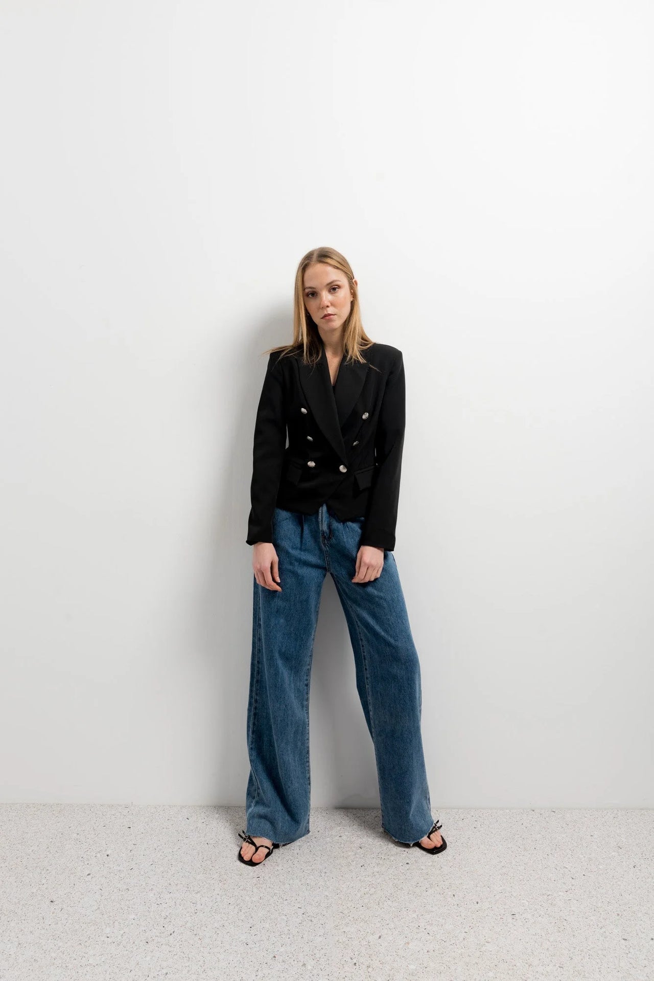 Femme en veste blazer noir femme à double poitrine, avec un style décontracté, parfaite pour diverses occasions.