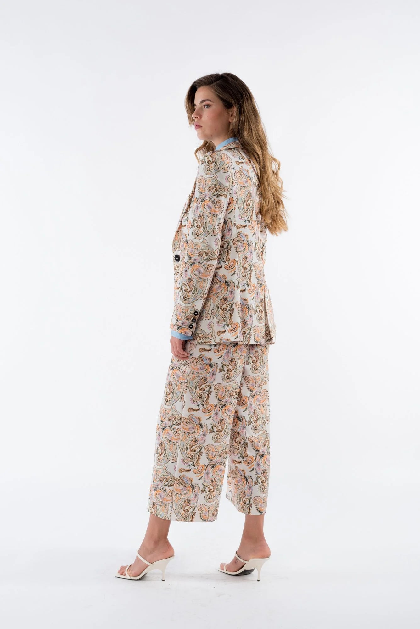 Profil d'une femme élégante en blazer femme imprimé paisley beige, soulignant le style décontracté et chic de ce blazer fleuri femme.