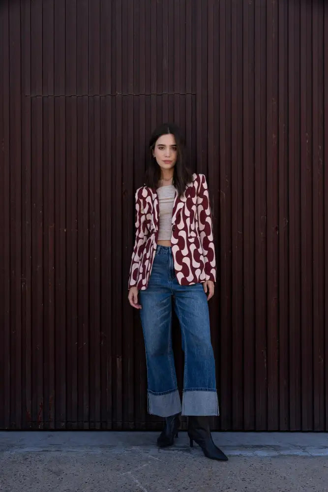 Femme chic portant un blazer imprimé tendance, blazer imprimé femme chic tendance