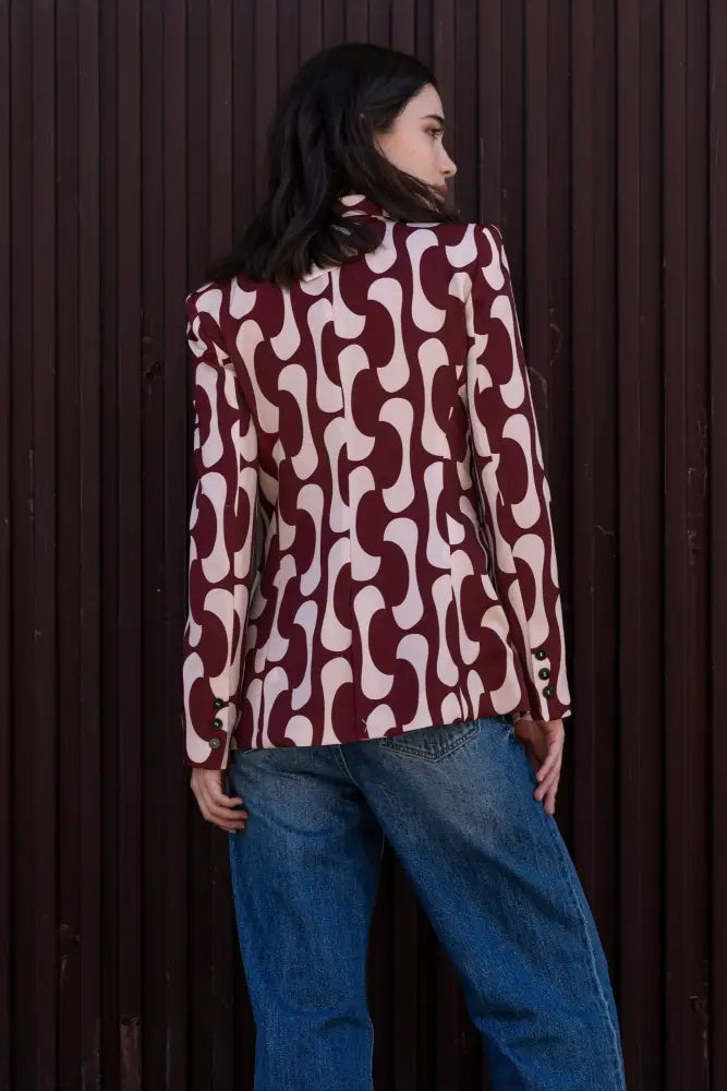 Blazer imprimé femme chic tendance maroon et crème avec jeans bleus