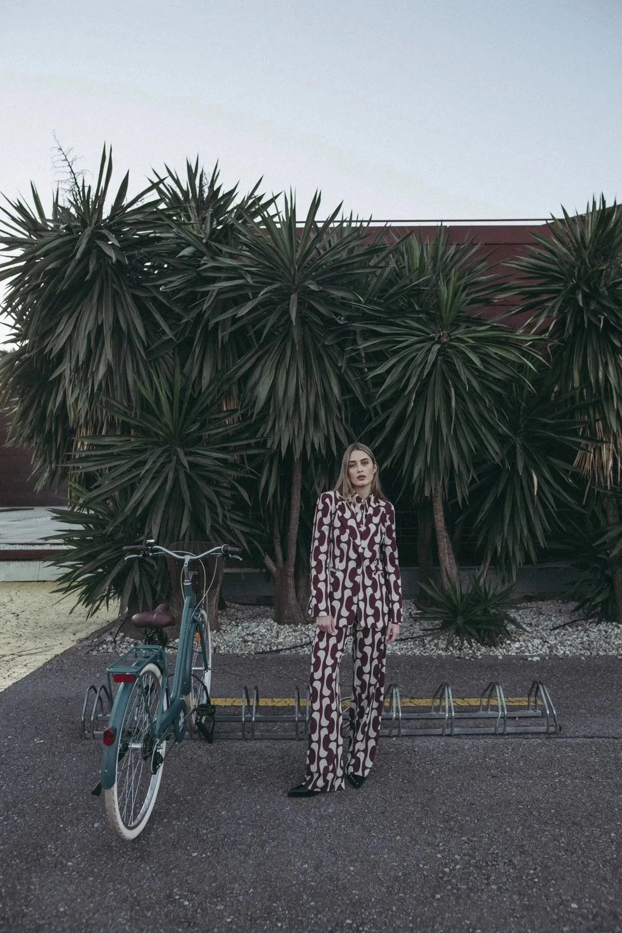 Femme avec un blazer imprimé tendance femme chic dans un environnement urbain, associant sophistication et modernité au style du blazer motif femme.