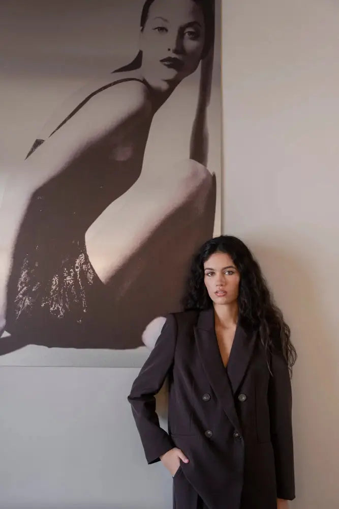Femme portant un blazer oversize double bris et pantalon décontracté, look tendance