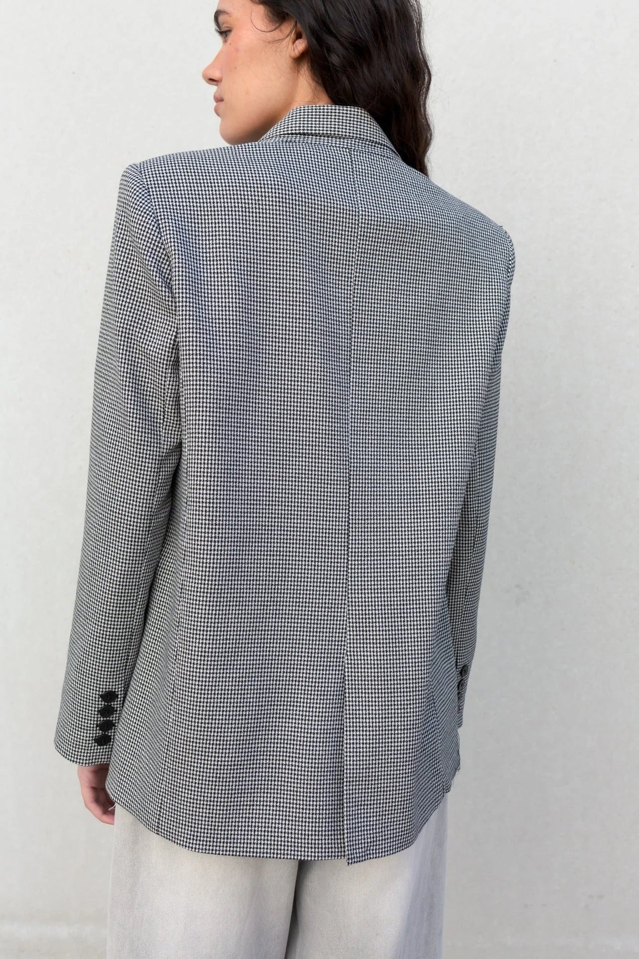 Blazer pied-de-poule femme gris et blanc avec boutons noirs, élégante veste femme