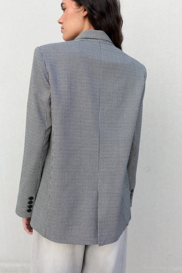 Blazer pied-de-poule femme gris et blanc avec boutons noirs, élégante veste femme