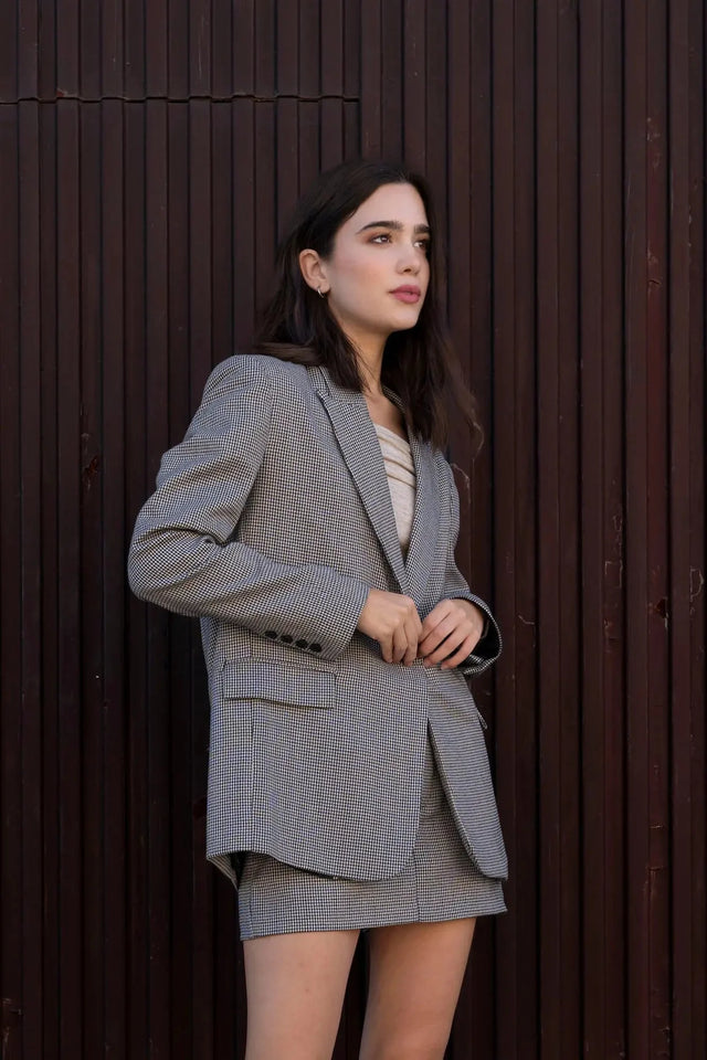 Femme portant un blazer pied-de-poule gris et blanc, blazer pied-de-poule femme