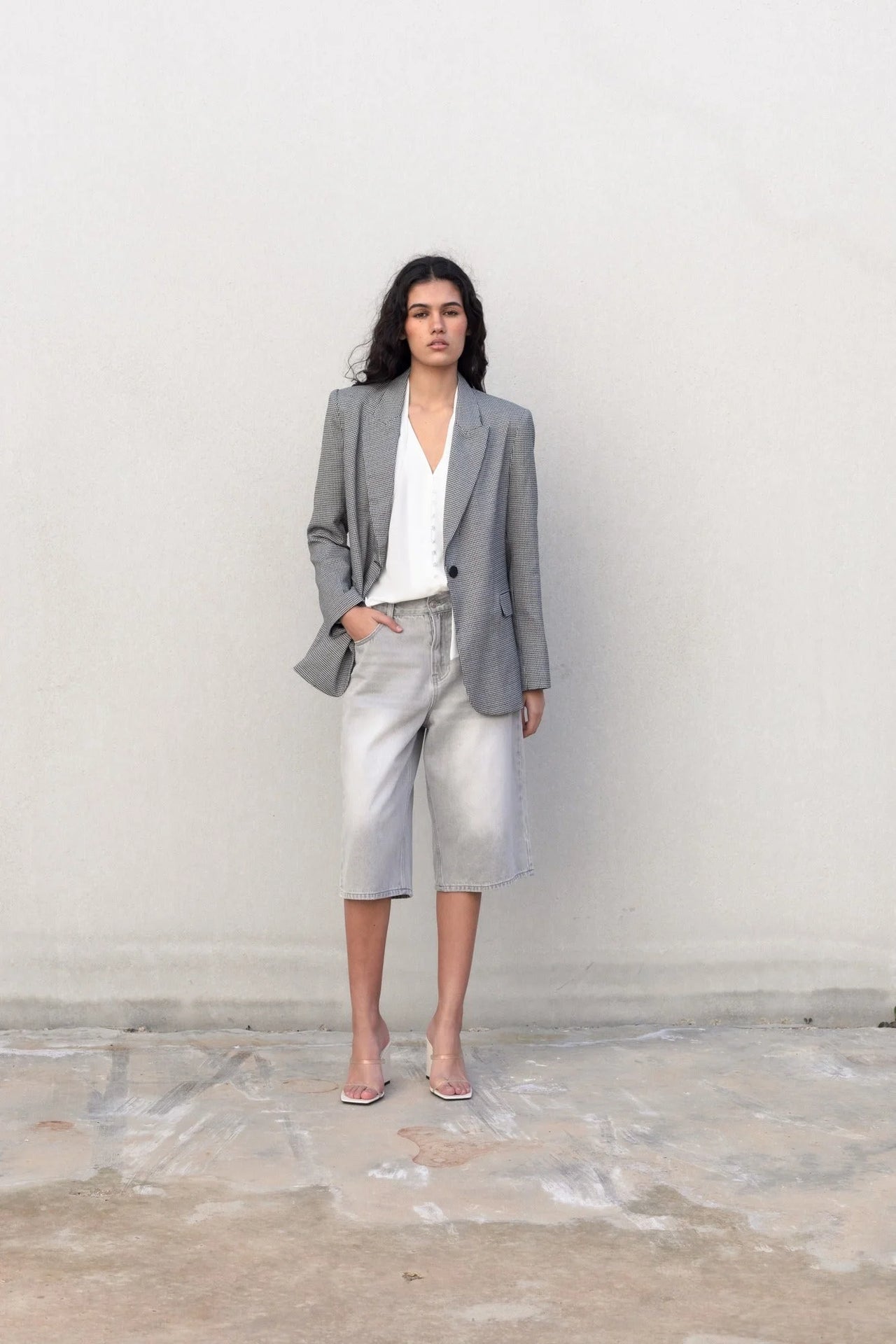 Blazer pied-de-poule femme gris avec denim clair et talons à brides transparentes