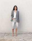 Blazer pied-de-poule femme gris avec denim clair et talons à brides transparentes