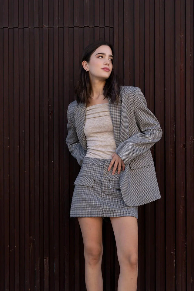 Femme portant un blazer pied-de-poule gris, blazer femme pied-de-poule chic
