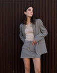 Femme portant un blazer pied-de-poule gris, blazer femme pied-de-poule chic
