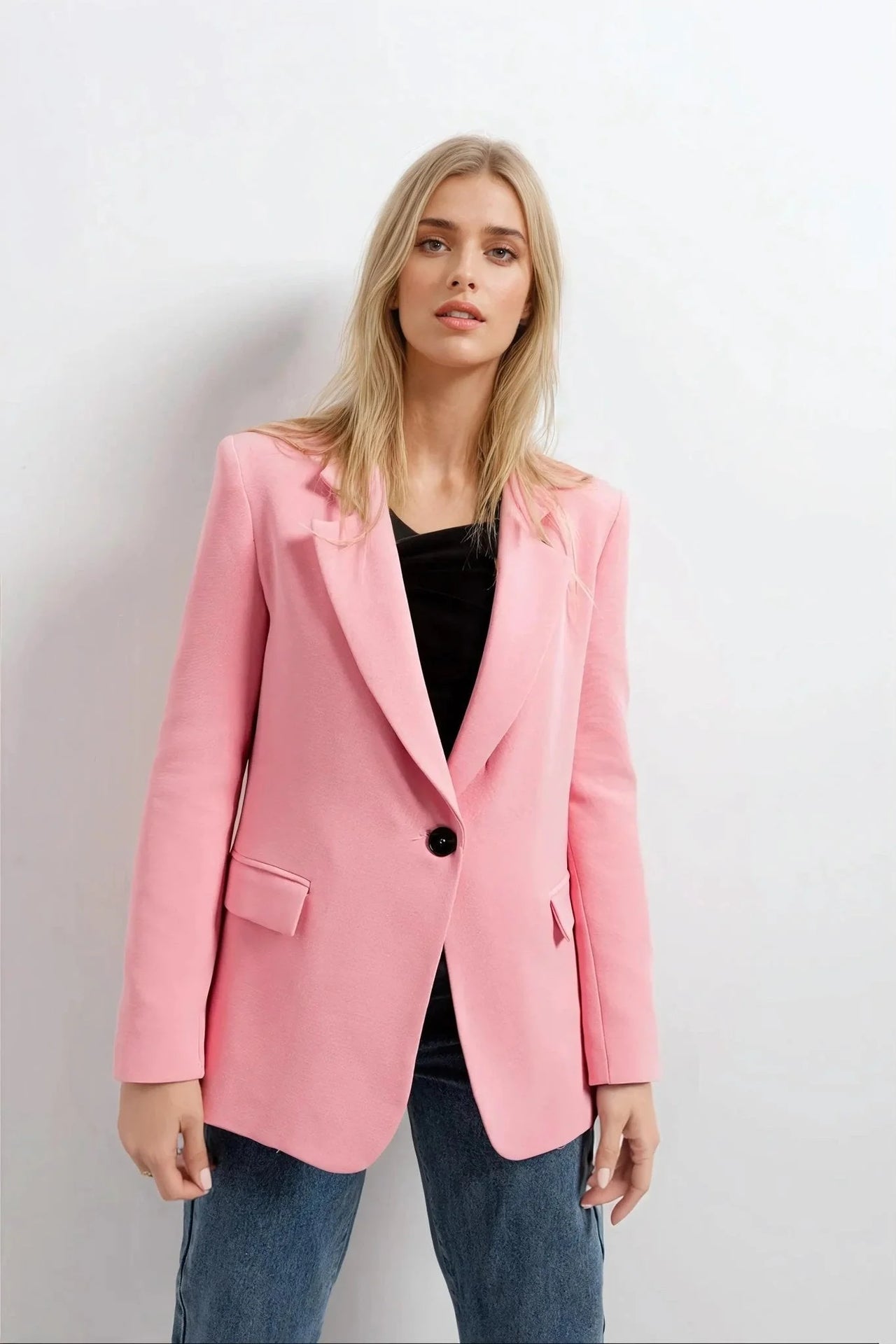 Blazer rose femme au confort inégalé mettant en avant une coupe élégante, idéal pour diverses occasions.
