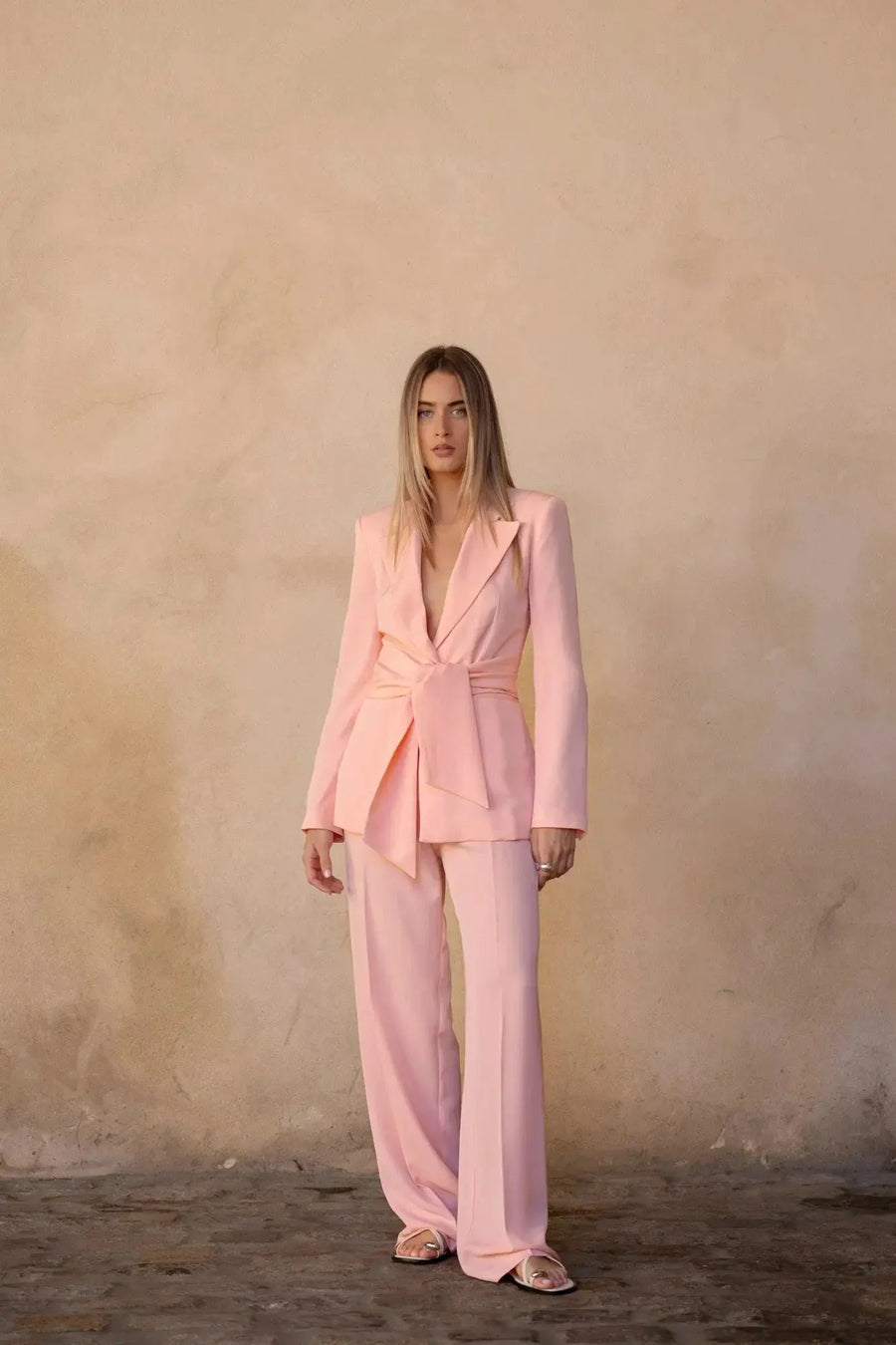 Femme en Blazer Rose Femme Ceinturé, en tenue assortie, parfait pour un style décontracté chic.