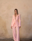 Femme en Blazer Rose Femme Ceinturé, en tenue assortie, parfait pour un style décontracté chic.