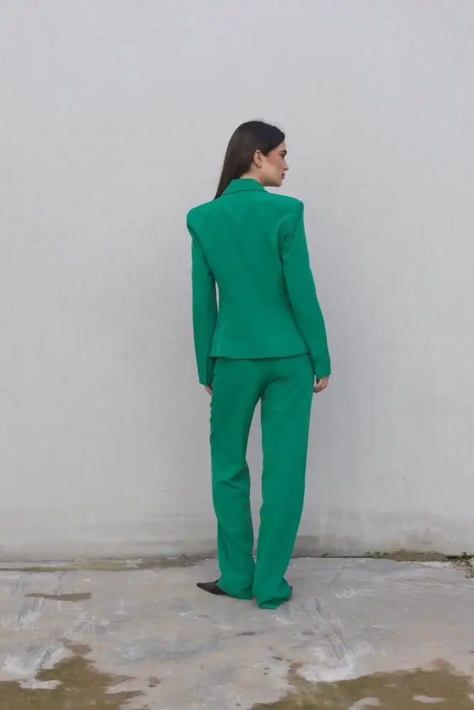 Alt text d’un blazeur tailleur vert vif avec épaules marquées et coupe ajustée