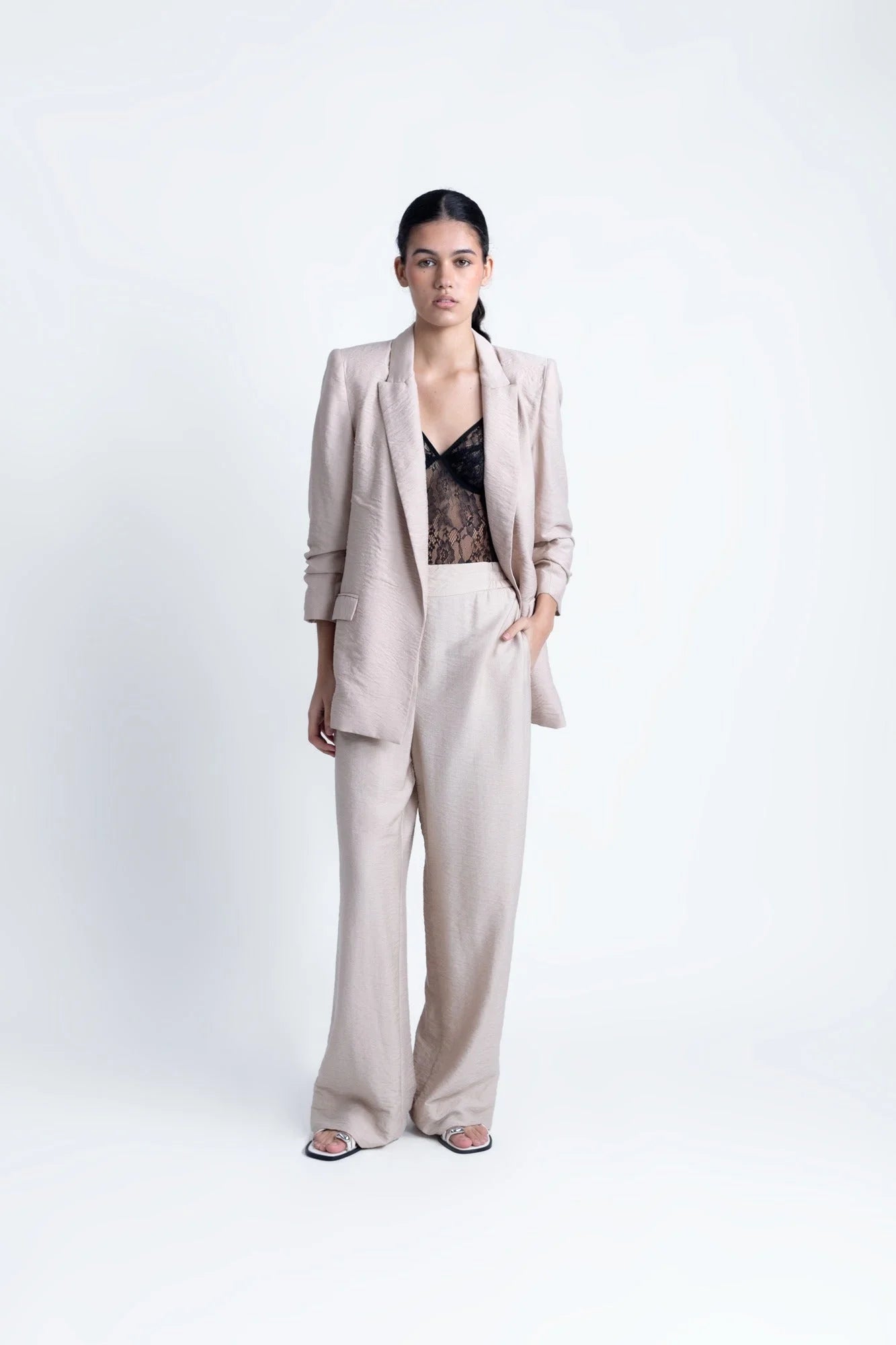 Veste blazer texturé beige pour femme avec pantalon léger et haut en dentelle noire