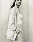 Portrait en noir et blanc d'un modèle dans une Veste Légère Femme Beige Texturée Oversize à Épaules Structurées, Style Casual Chic.