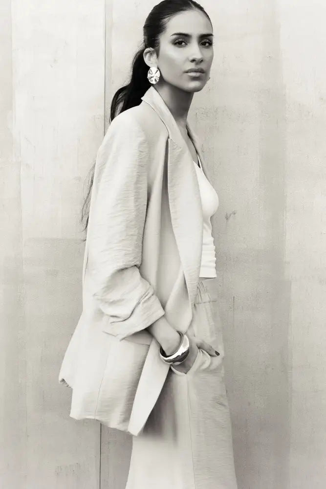 Femme portant un blazer texturé beige, blazer texturé beige, look élégant