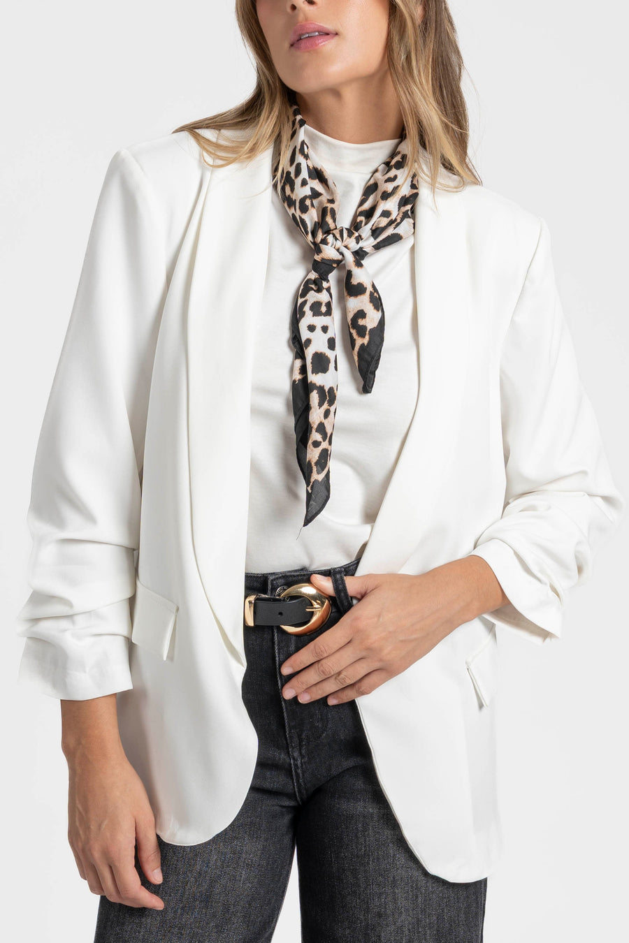 Modèle en blazer femme chic blanc, montrant des détails sophistiqués et modernes.