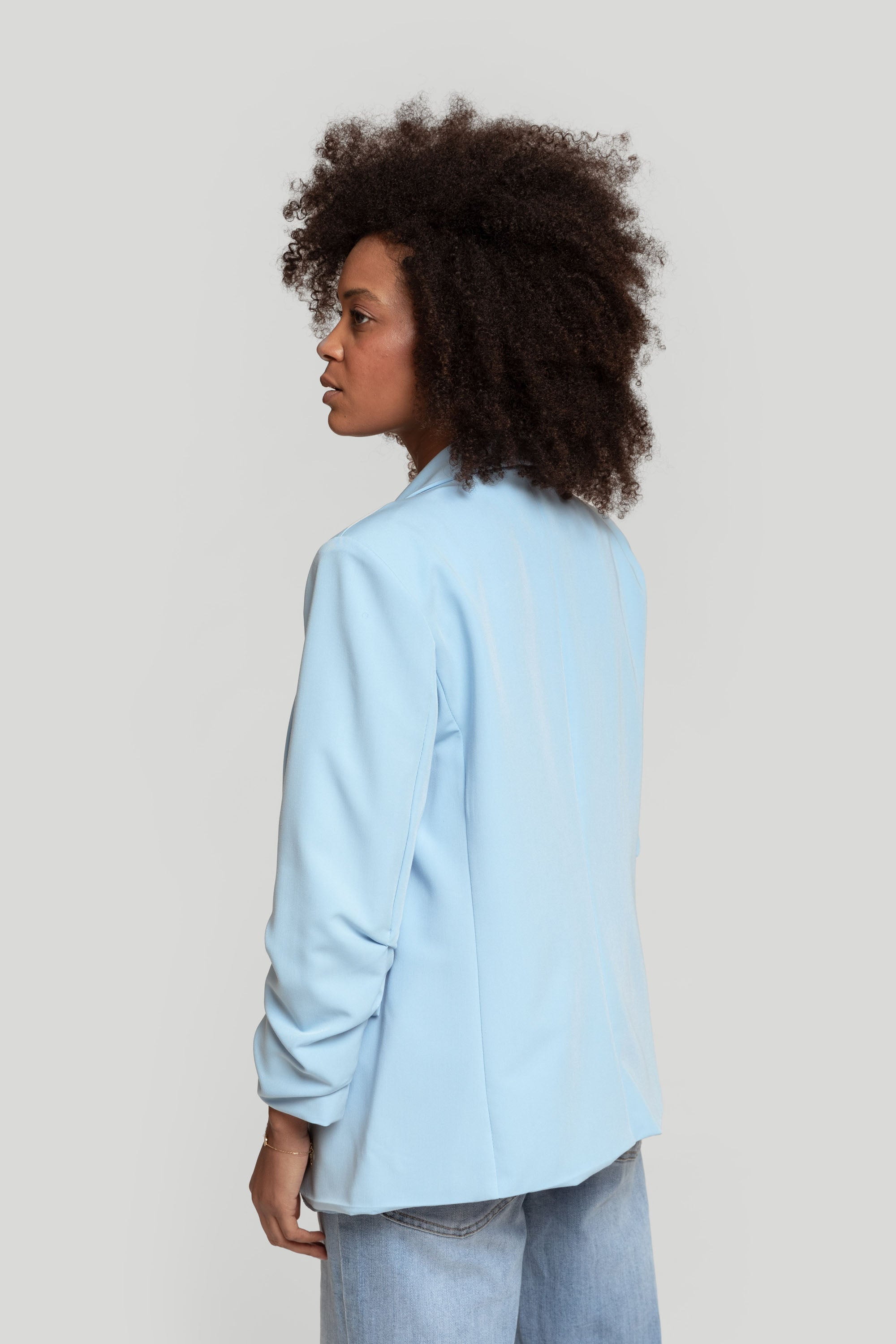 Blazer femme structuré manches froncées épaules renforcées élégant