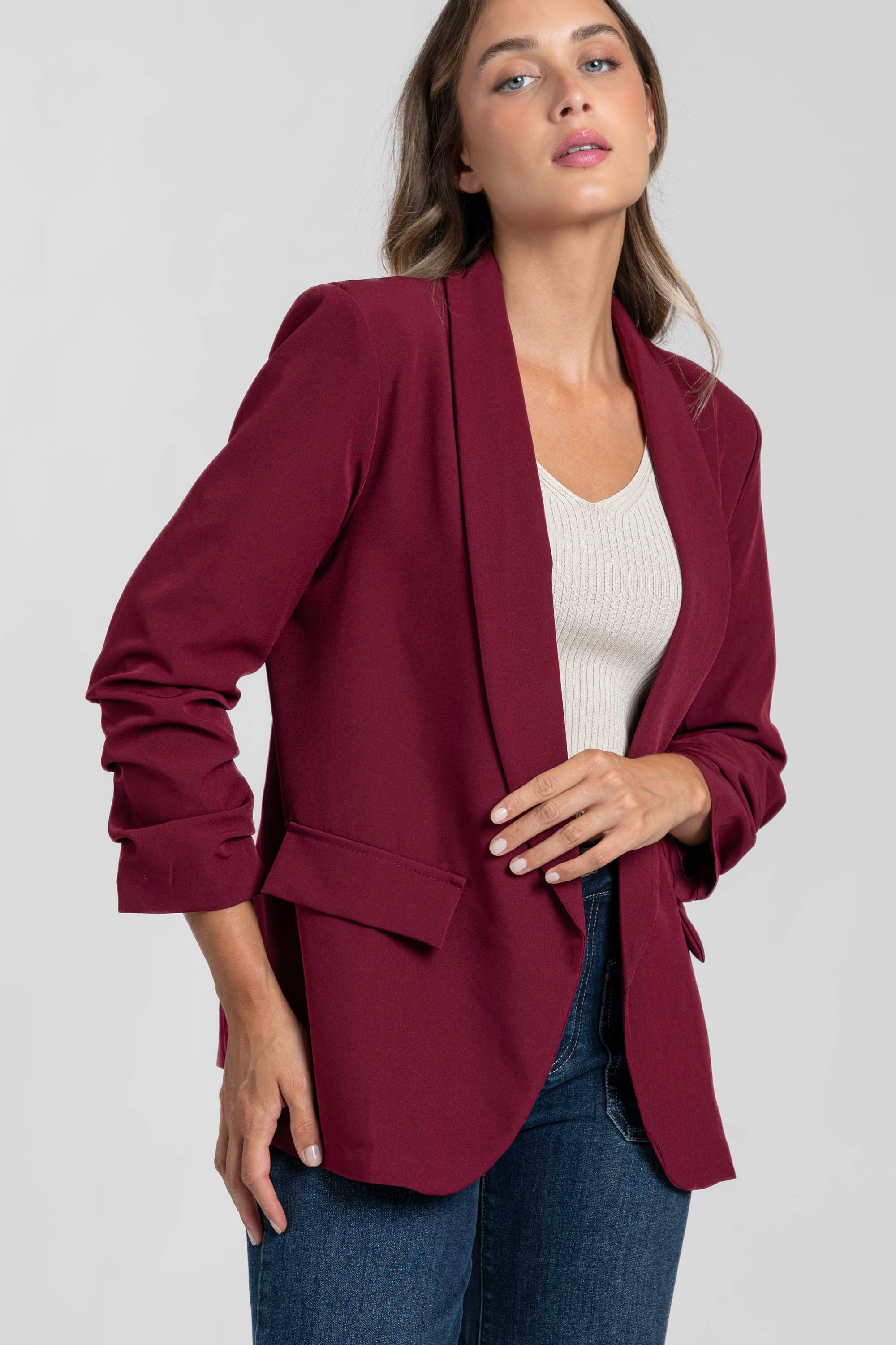 Vue de profil d'un blazer femme chic bordeaux sur un mannequin, mettant en avant le design sans fermeture.