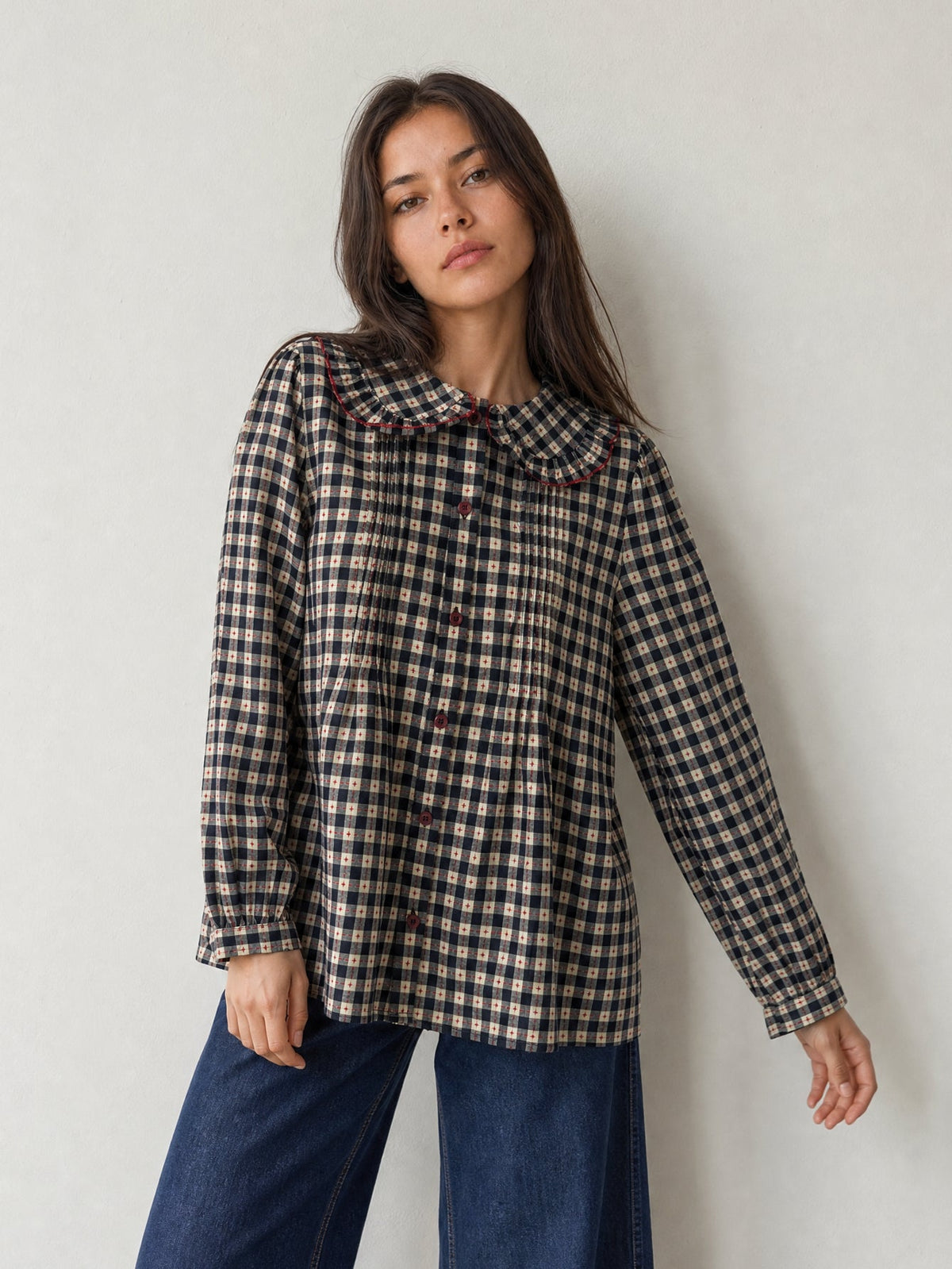 Blouse marine à carreaux vue de face col Claudine