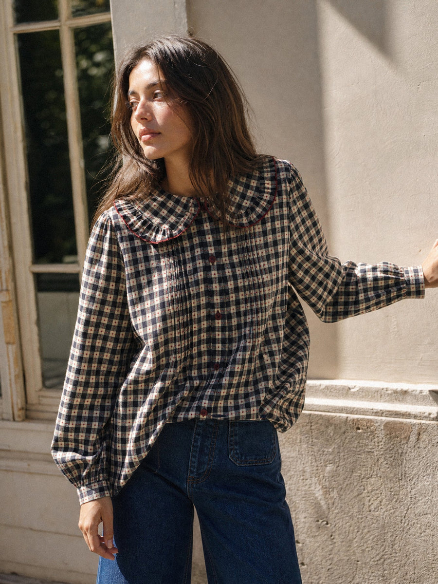 Blouse à carreaux à col Claudine portée