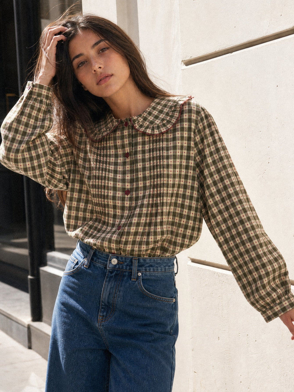 Blouse kaki à carreaux vue de face col Claudine